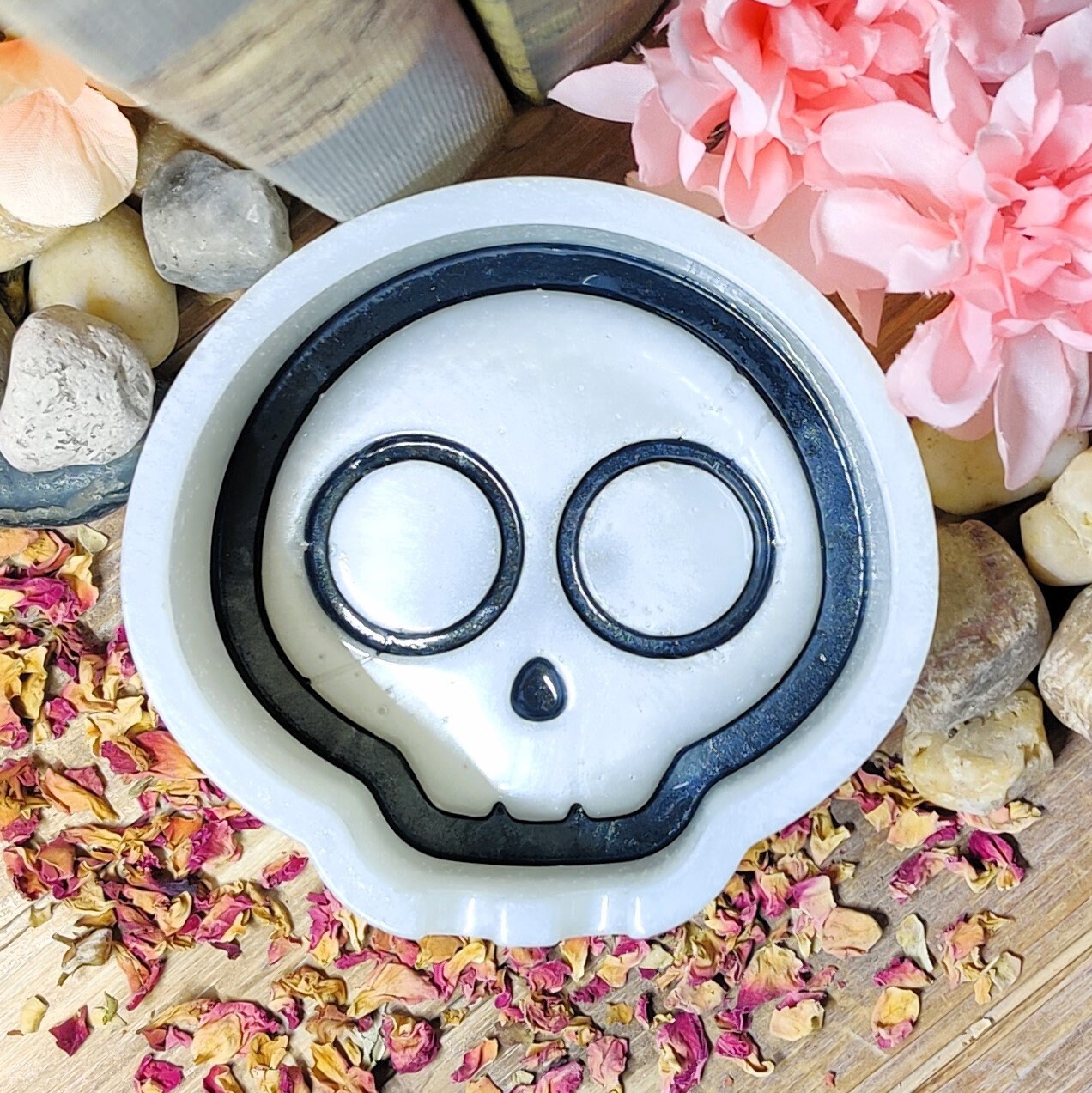 Minimalist Skull Design Ashtray, Epoxy Resin Horror Themed Smoke Accessory, Cranial Pattern Ash Holder, Macabre Gift for Gothic & Alt Decor