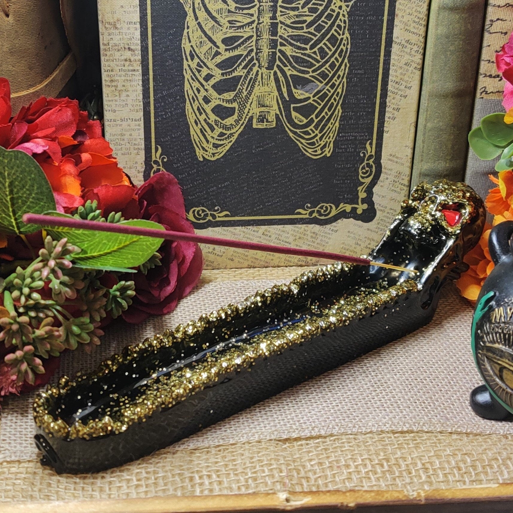 Bone Skeleton Incense Holder, Dark Aesthetic Stick Incense Burner, Macabre Resin Gothic Home Furnishing for Horror & Witchcraft Enthusiast